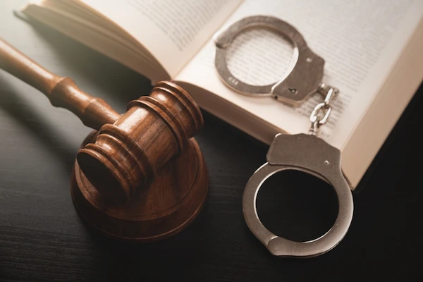 Handcuffs and gavel represent a Nashville criminal defense lawyer.